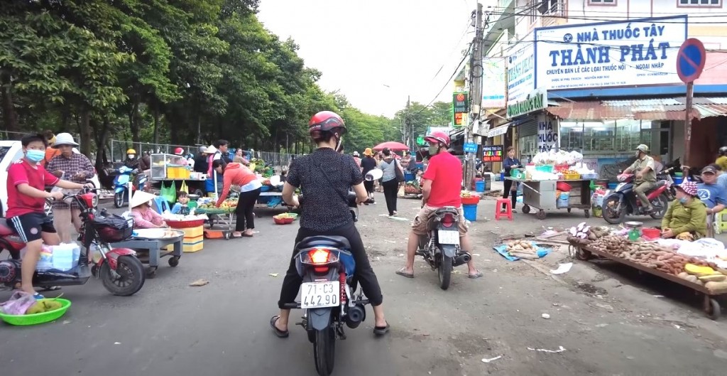 Tại gần Công ty PouYuen Việt Nam, mọi người đã quá quen thuộc với những hình ảnh này