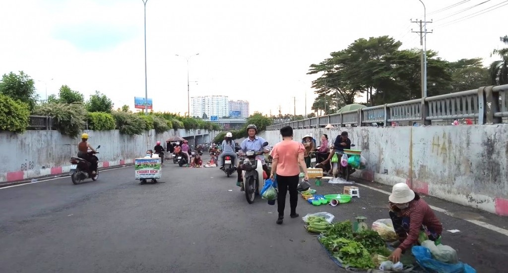 Hoạt động buôn bán ngay đường dẫn qua hầm Công ty PouYuen Việt Nam