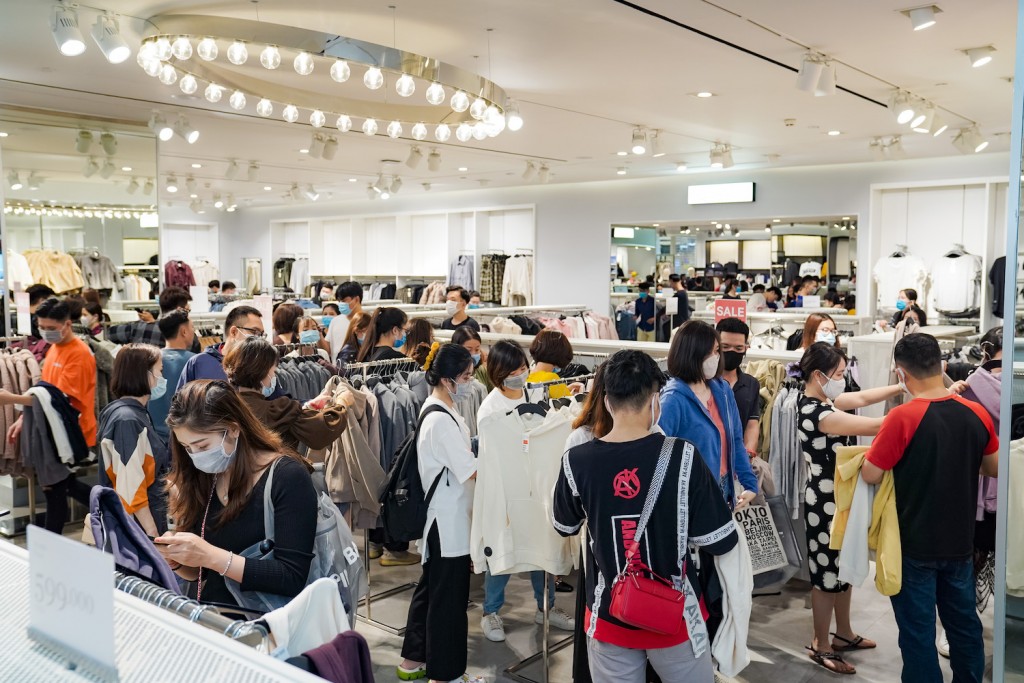 Quy tụ gần 200 thương hiệu hàng đầu trong nước và quốc tế, Vincom Mega Mall Royal City từ lâu đã trở thành trung tâm mua sắm hàng đầu tại Thủ đô