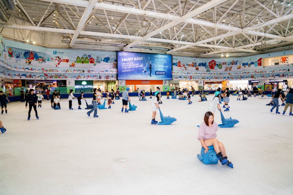 Vincom Mega Mall Royal City tiên phong mang đến trải nghiệm khác biệt cho khách hàng với sân trượt băng trong nhà đầu tiên tại Việt Nam