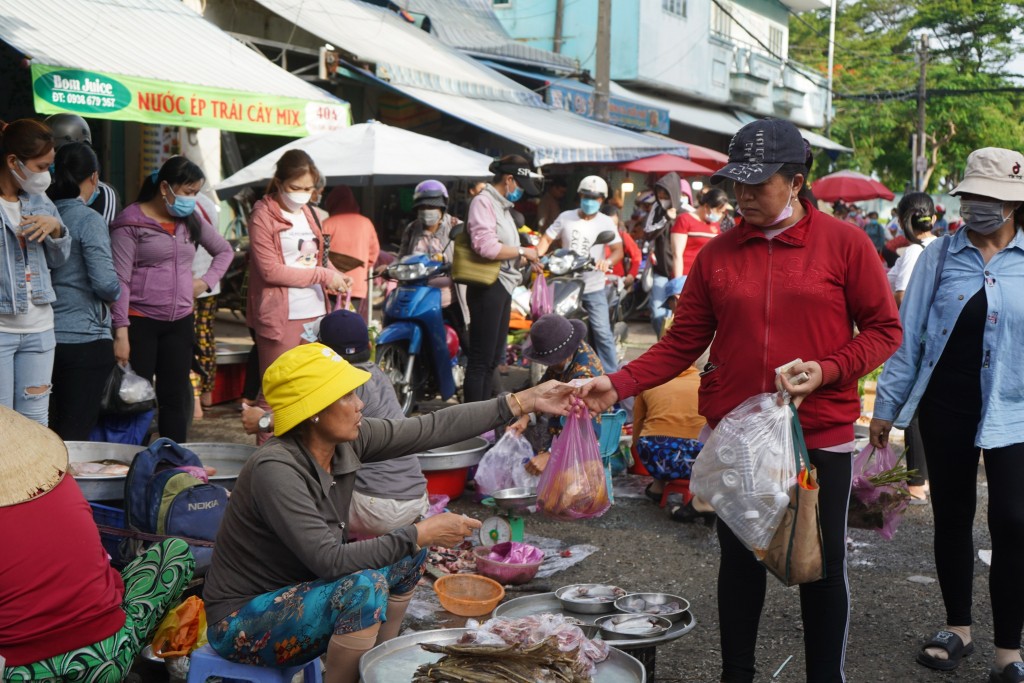 Giờ tan tầm, công nhân túa ra về và mua hàng ngay gần công ty