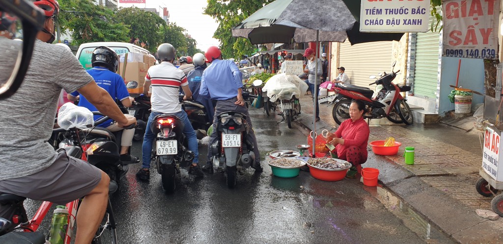 Hình ảnh người dân dừng xe dưới lòng đường mua thực phẩm