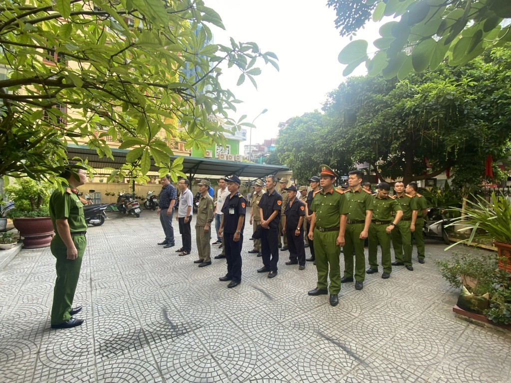 Các lực lượng thành viên Ban Chỉ đạo 197 phường Thành Công ra quân đảm bảo trật tự đô thị trên địa bàn