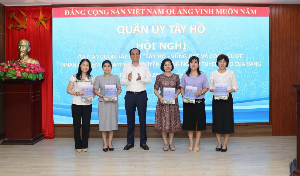 Lãnh đạo quận Tây Hồ trao sách cho đại diện các nhà trường để phục vụ công tác giảng dạy trong năm học mới