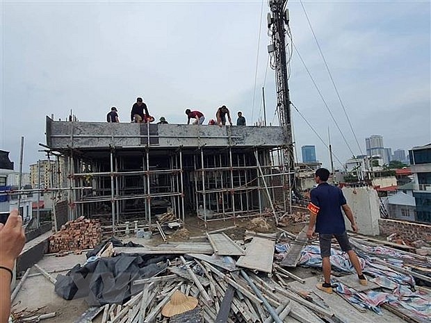 Tháng 7/2022, Lực lượng chức năng quận Cầu Giấy (Hà Nội) tổ chức cưỡng chế công trình vi phạm trật tự xây dựng tại 121 đường Nguyễn Khang