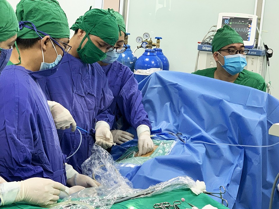 Phẫu thuật nội soi cắt thận phụ cho bệnh nhân dị tật niệu quản đôi
