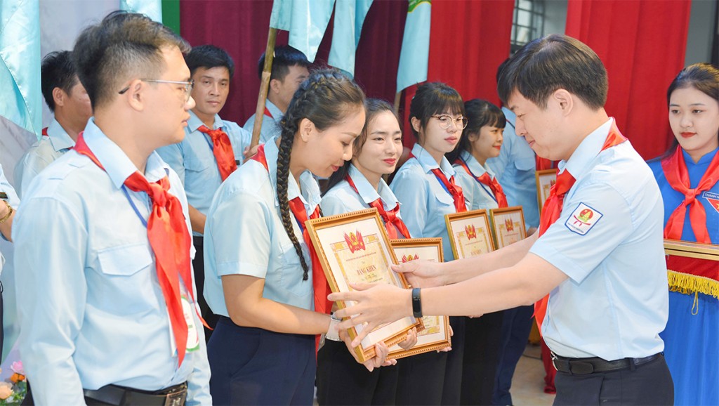 Phó Chủ tịch Thường trực Hội đồng Đội Trung ương Lê Hải Long trao Bằng khen của Trung ương Đoàn cho các trại sinh có thành tích xuất sắc tiêu biểu