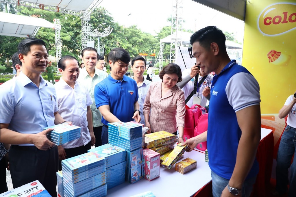 Các đồng chí lãnh đạo tham quan, gặp gỡ thanh niên công nhân tại ngày hội