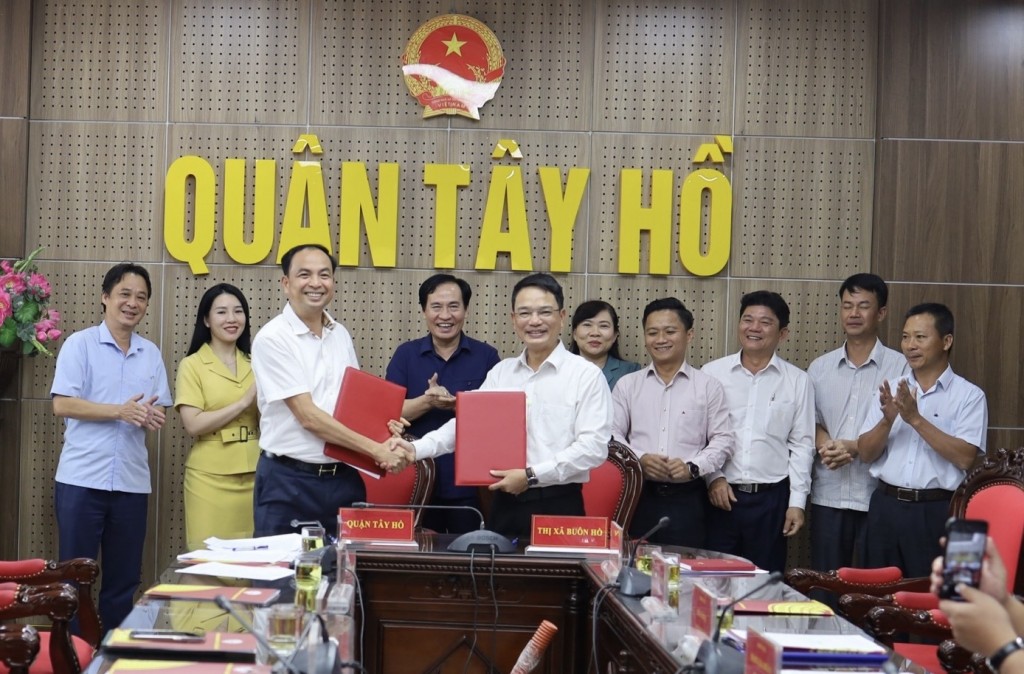 UBND quận Tây Hồ và UBND thị xã Buôn Hồ ký lết biên bản ghi nhớ hợp tác