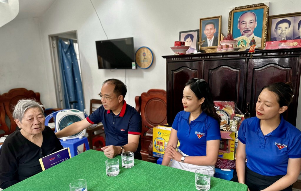 TBT Nguyễn Mạnh Hưng đến thăm và tặng quà mẹ cụ Nguyễn Thị Ni, 83 tuổi