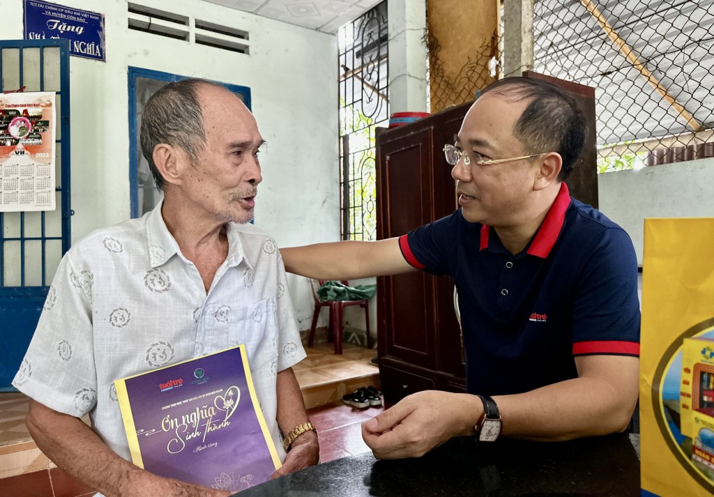 TBT Nguyễn Mạnh Hưng đến thăm, tặng quà ông Nguyễn Xuân Viên, cục tù chính trị Côn Đảo 