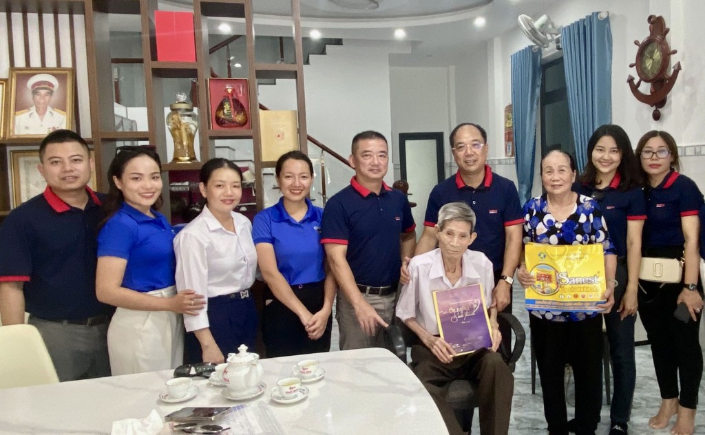 TBT Nguyễn Mạnh Hưng đến thăm, tặng quà ông Nguyễn Văn Ước, cục tù chính trị Côn Đảo
