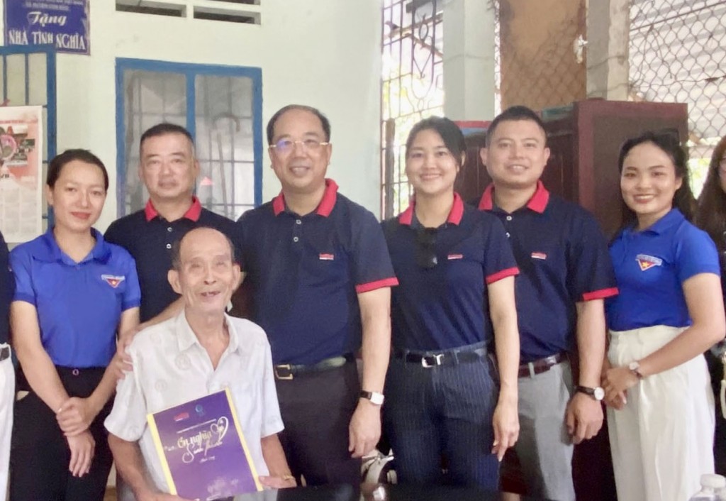 TBT Nguyễn Mạnh Hưng cùng đoàn công tác đến thăm, tặng quà ông Nguyễn Xuân Viên, thương binh 21%, cựu tù chính trị Côn Đảo