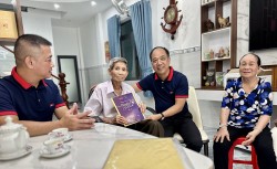 Báo Tuổi trẻ Thủ đô thăm và tặng quà các cựu tù chính trị Côn Đảo