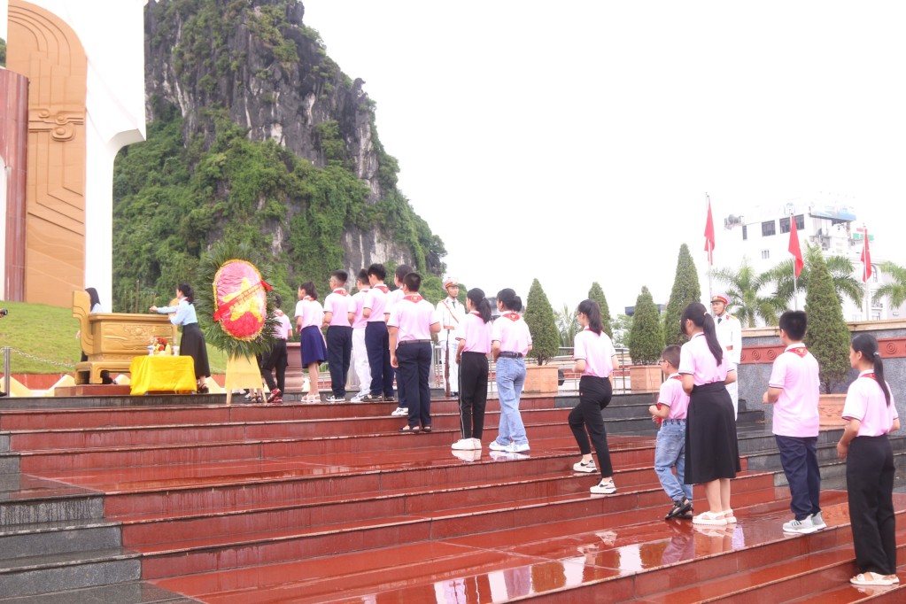 Các đại biểu Cháu ngoan Bác Hồ dâng hương tưởng niệm các anh hùng liệt sĩ.