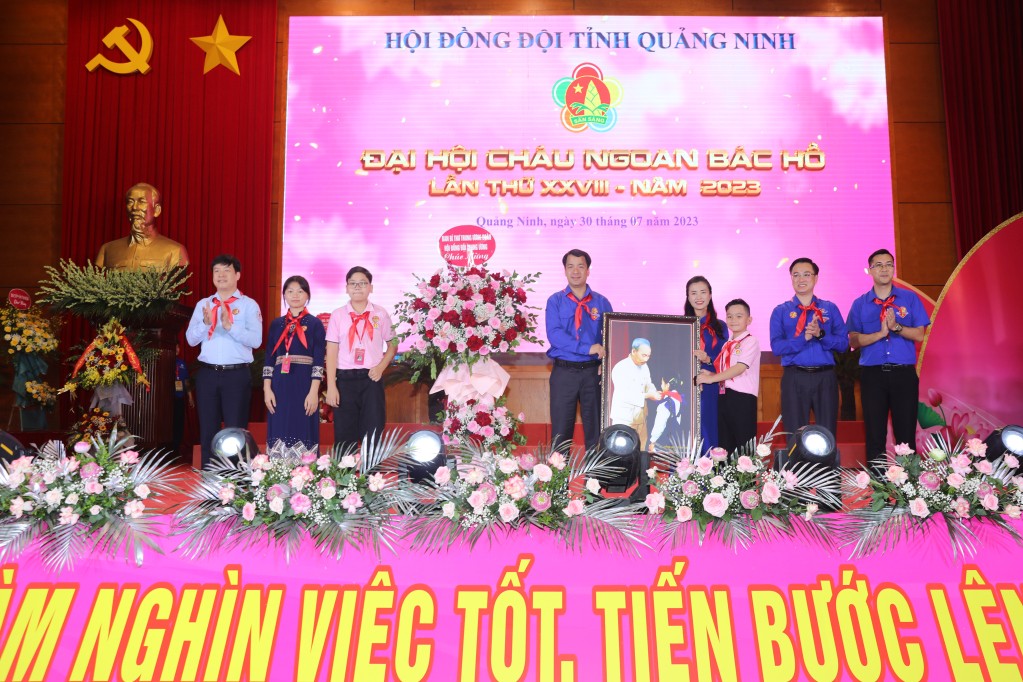 Anh Bí thư Trung ương Đoàn Ngô Văn Cương tặng hoa chúc mừng Đại hội.