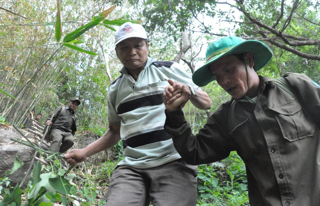 Mặc dù đã 60 tuổi nhưng ông Phan Văn Thừa – kiểm soát viên Công ty TNHH MTV Lâm nghiệp Ngọc Hồi vẫn miệt mài tuần tra bảo vệ rừng.