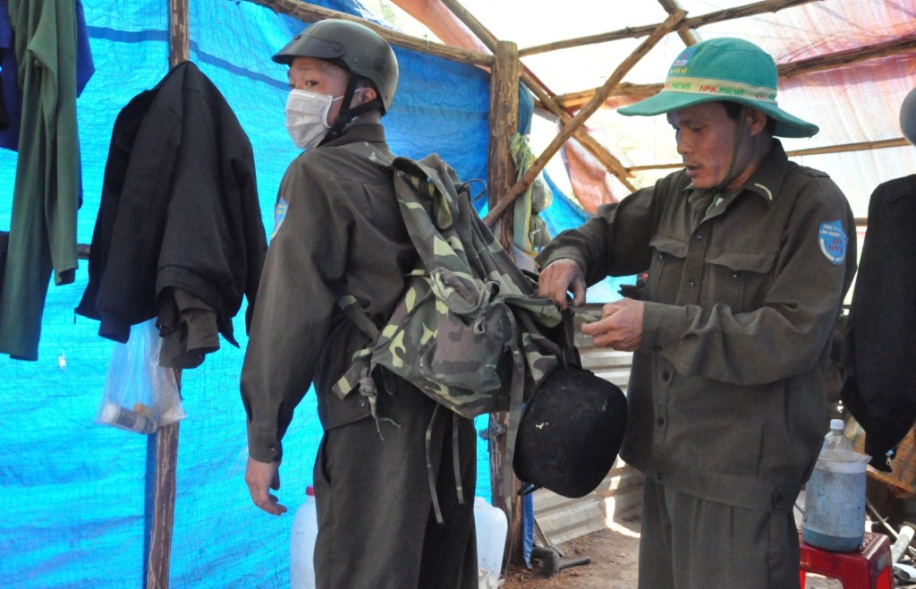 Lực lượng chuyên trách bảo vệ rừng chuẩn bị đồ đạc cho chuyến tuần tra, bảo vệ rừng tại xã Đăk Ang