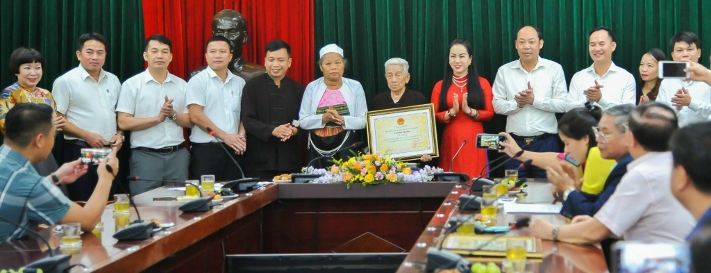 Nghệ nhân Nguyễn Thị Bí trong lễ đón nhận mo mường được ghi vào danh sách Di sản văn hóa phi vật thể quốc gia