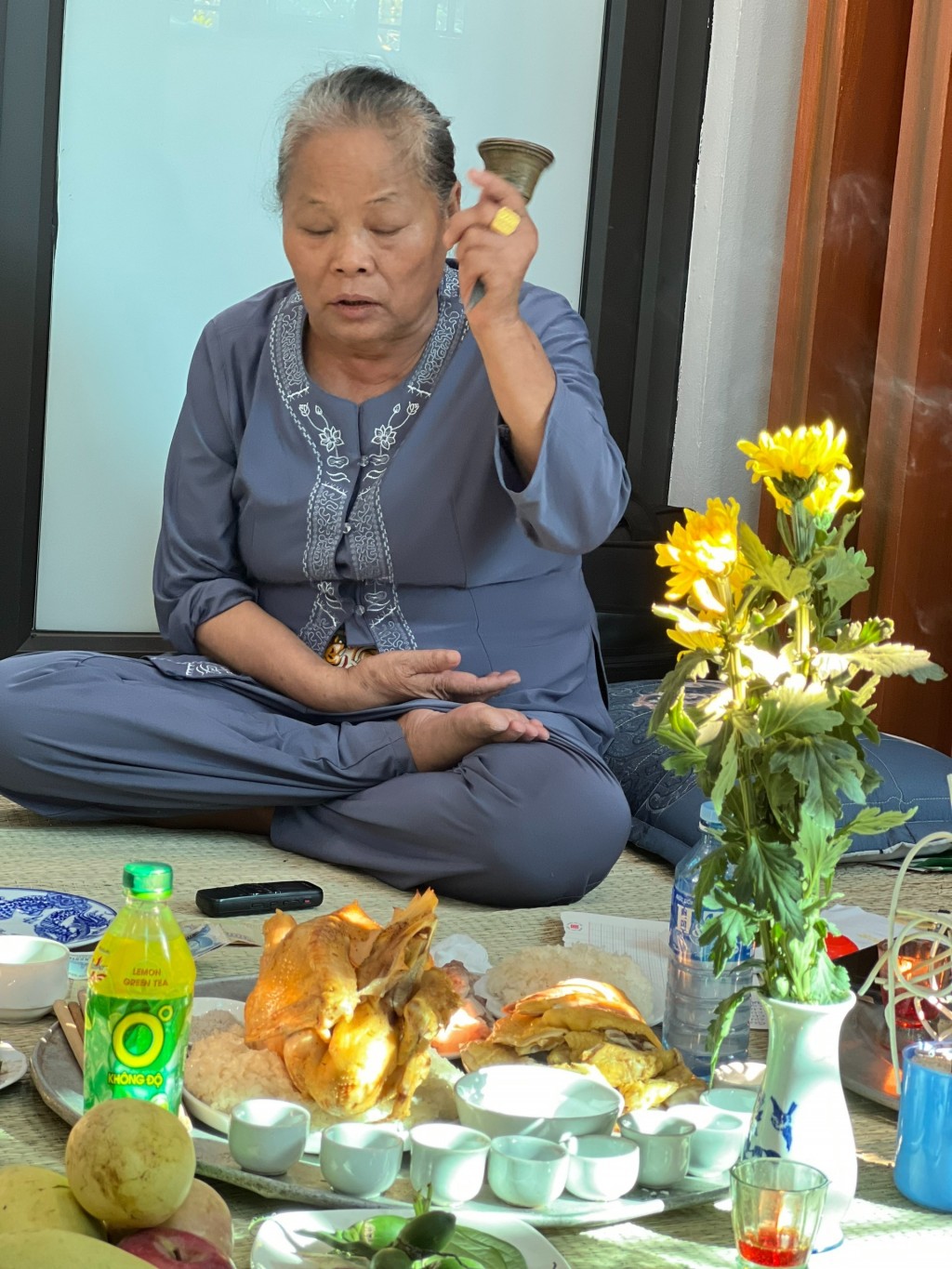 Nghệ nhân Nguyễn Thị Bí thực hành mo Mường