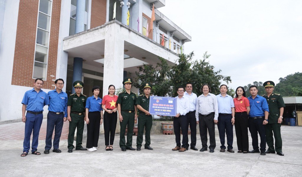 Khánh thành, bàn giao giếng nước sạch (trị giá 70 triệu đồng) cho Đồn Biên phòng Lũng Cú, huyện Đồng Văn, Hà Giang