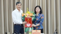 Trao quyết định nghỉ hưu cho đồng chí Nguyễn Anh Tuấn
