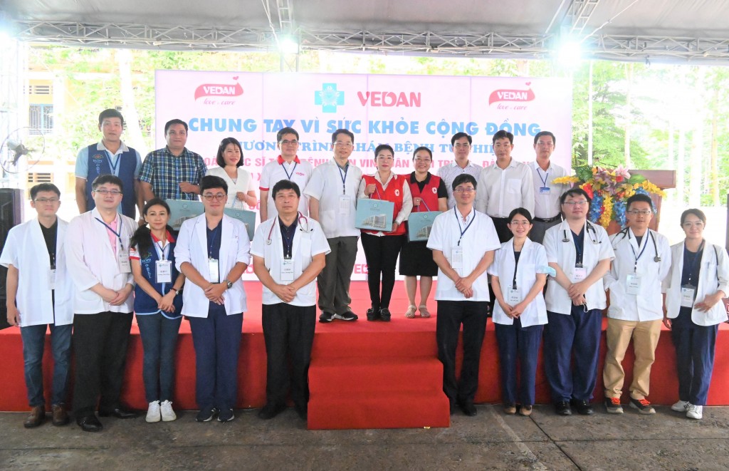 Đoàn y bác sĩ của Tổng Bệnh viện Vinh Dân, đại diện Vedan Việt Nam, Hội Chữ Thập Đỏ và chính quyền địa phương đồng hành trong sự kiện khám bệnh từ thiện.