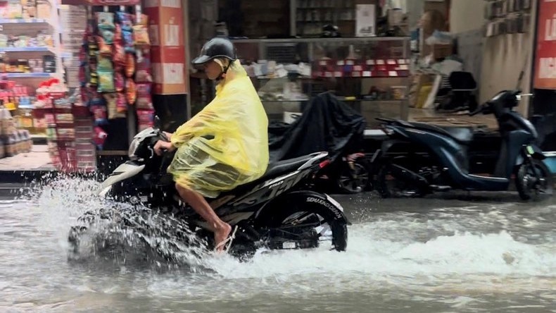 Nhiều tuyến phố Hà Nội úng ngập, tắc đường sau mưa lớn