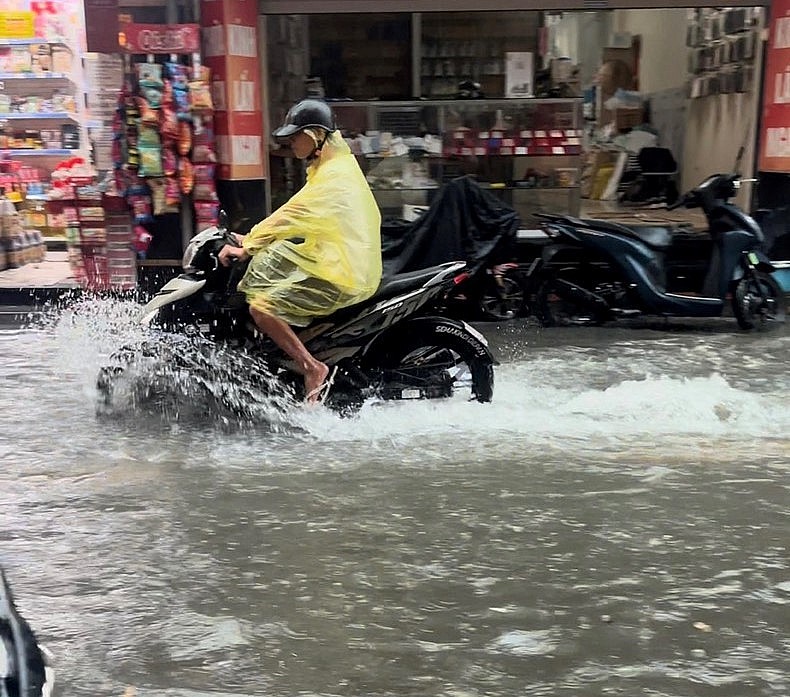 Nhiều tuyến phố Hà Nội úng ngập, tắc đường sau mưa lớn