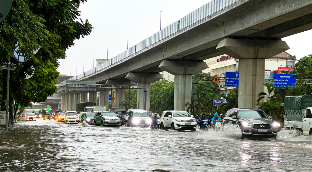 Nhiều tuyến phố Hà Nội úng ngập, tắc đường sau mưa lớn