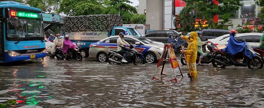 Nhiều tuyến phố Hà Nội úng ngập, tắc đường sau mưa lớn