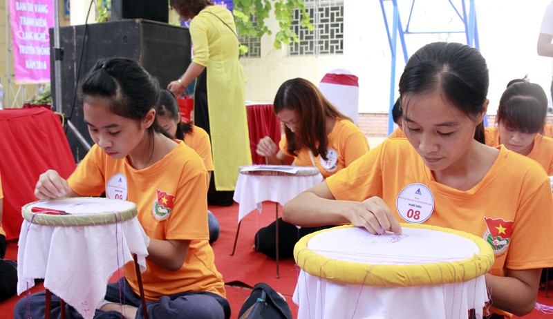 Bạn trẻ đến từ nhiều làng nghề ở các quận, huyện thuộc Hà Nội thi tay nghề truyền thống