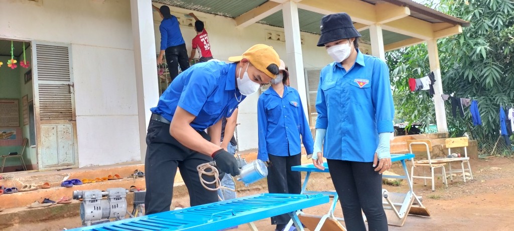 Các tình nguyện viên tham gia dọn dẹp vệ sinh lớp học tại xã Đăk Rơ Ông (huyện Tu Mơ Rông).