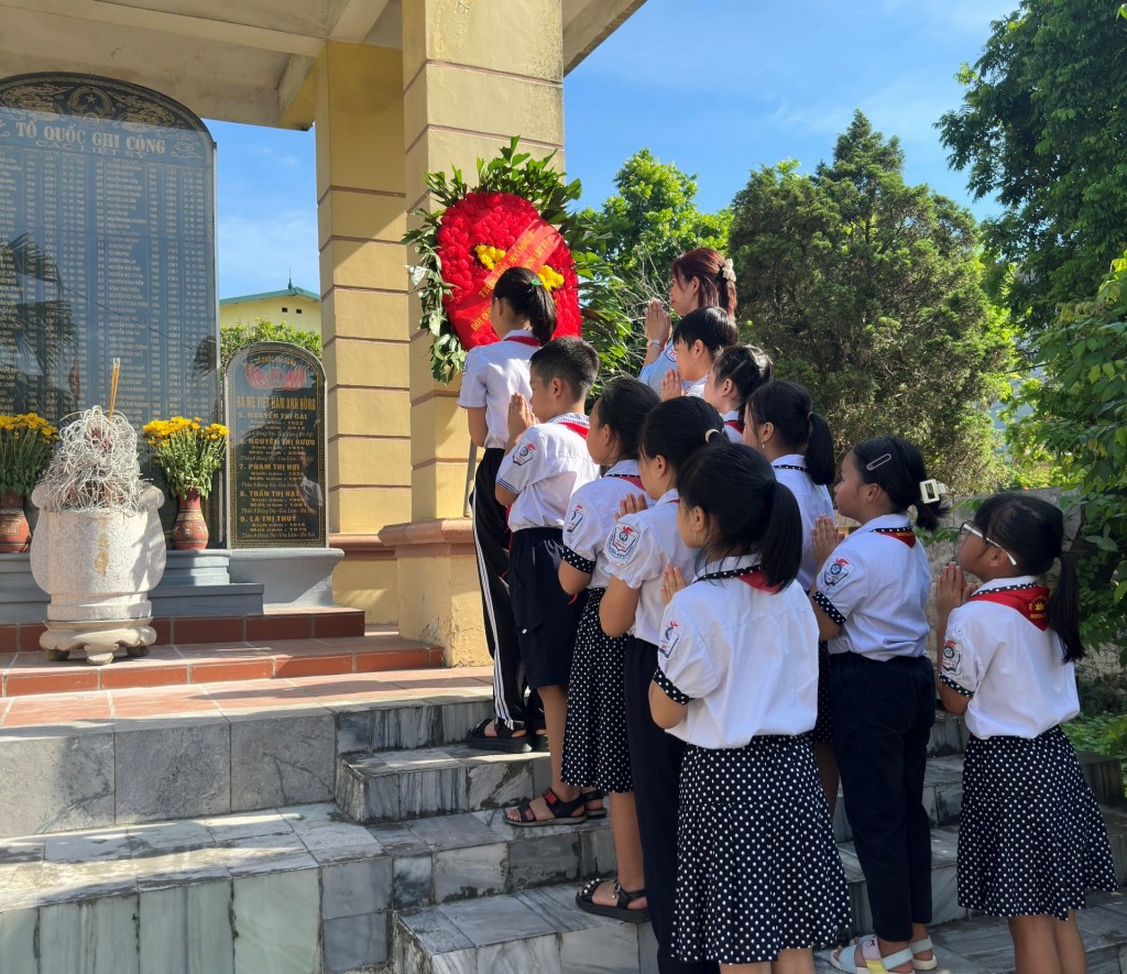 Thầy và trò Trường Tiểu học Đông Dư thành kính tri ân các anh hùng liệt sĩ Thầy và trò Trường Tiểu học Đông Dư thành kính tri ân các anh hùng liệt sĩ