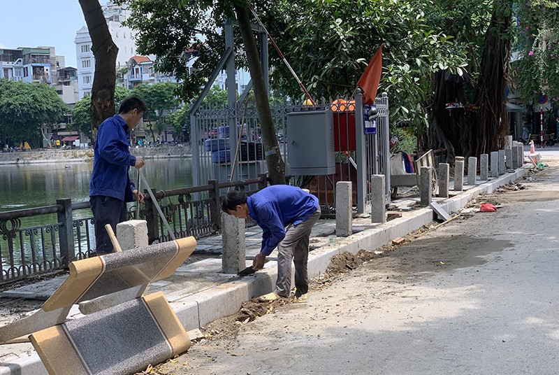 Đơn vị thi công đang dựng cột bê tông “quây” vỉa hè hồ Văn Chương