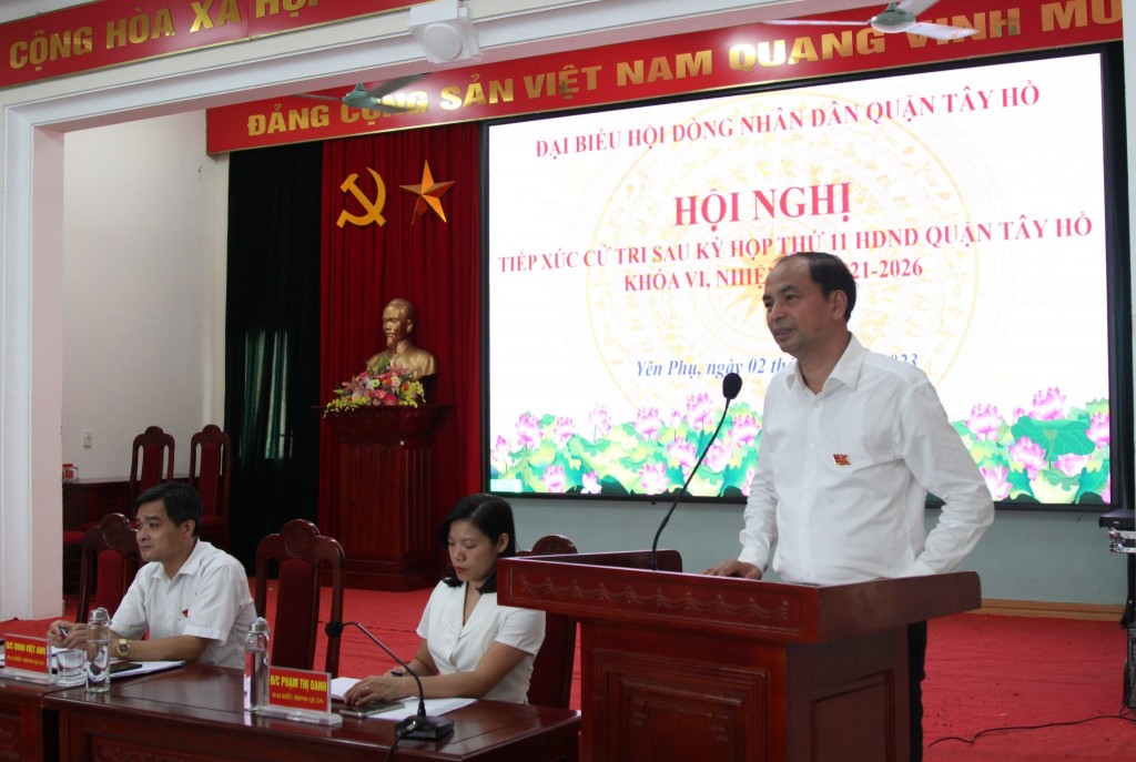 Ông Nguyễn Đình Khuyến, Phó Bí thư, Chủ tịch UBND quận Tây Hồ phát biểu tại buổi tiếp xúc
