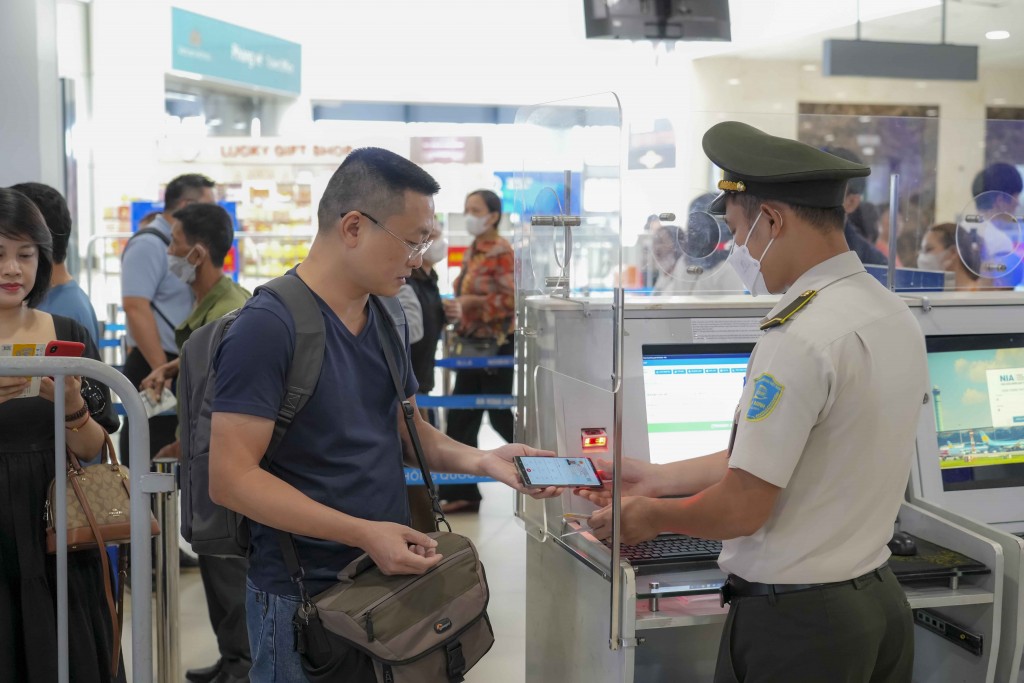 Hành khách sử dụng tài khoản VNeID mức độ 2 để làm thủ tục qua cửa kiểm soát an ninh