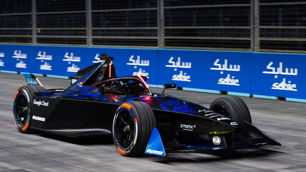 Mẫu xe GENBETA do Formula E và đối tác đổi mới sáng tạo SABIC phối hợp phát triển phá kỷ lục Guinness thế giới