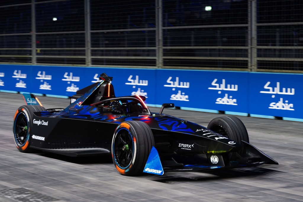 Mẫu xe GENBETA do Formula E và đối tác đổi mới sáng tạo SABIC phối hợp phát triển phá kỷ lục Guinness thế giới
