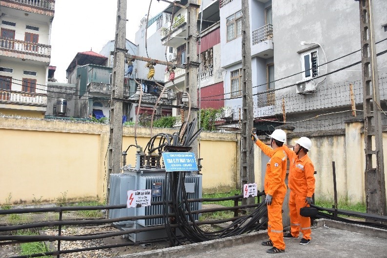 Kiểm tra máy biến áp khách hàng lớn trên địa bàn Quận Long Biên