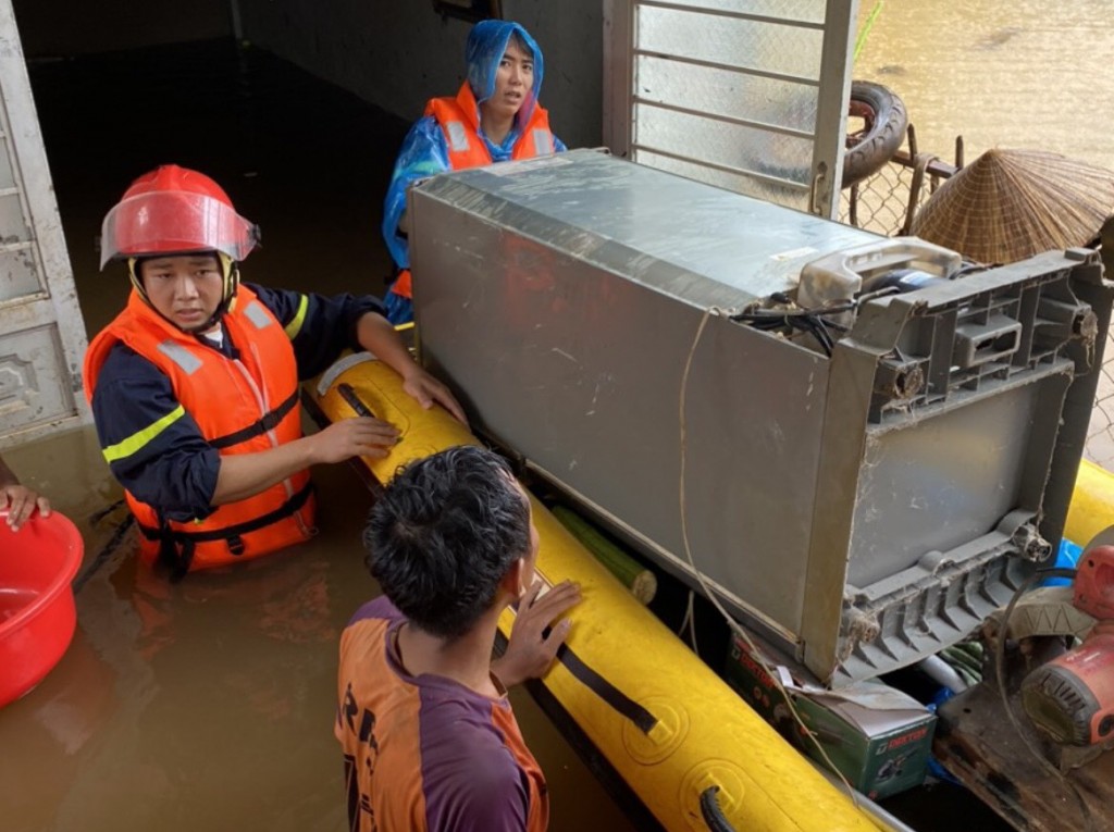 Lực lượng Công an tỉnh Đắk Nông nhanh chóng có mặt kịp thời hỗ trợ  di dời tài sản của người dân đến nơi an toàn