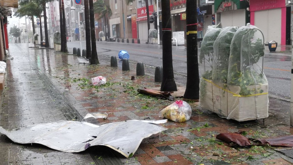 Cảnh ngổn ngang trên phố tại Okinawa, Nhật Bản khi bão Khanun đổ bộ, ngày 2/8 (Ảnh: AFP)