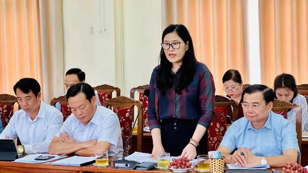 Đồng chí Trịnh Thị Dung - Phó Chủ tịch UBND quận Cầu Giấy trả lời các ý kiến đóng góp