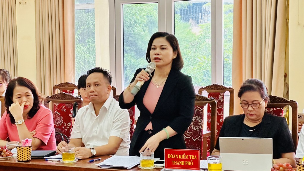  Hoàng Thị Tú Anh - Phó Ban Văn hóa Xã hội Hội đồng Nhân dân thành phố Hà Nội đóng góp ý kiến