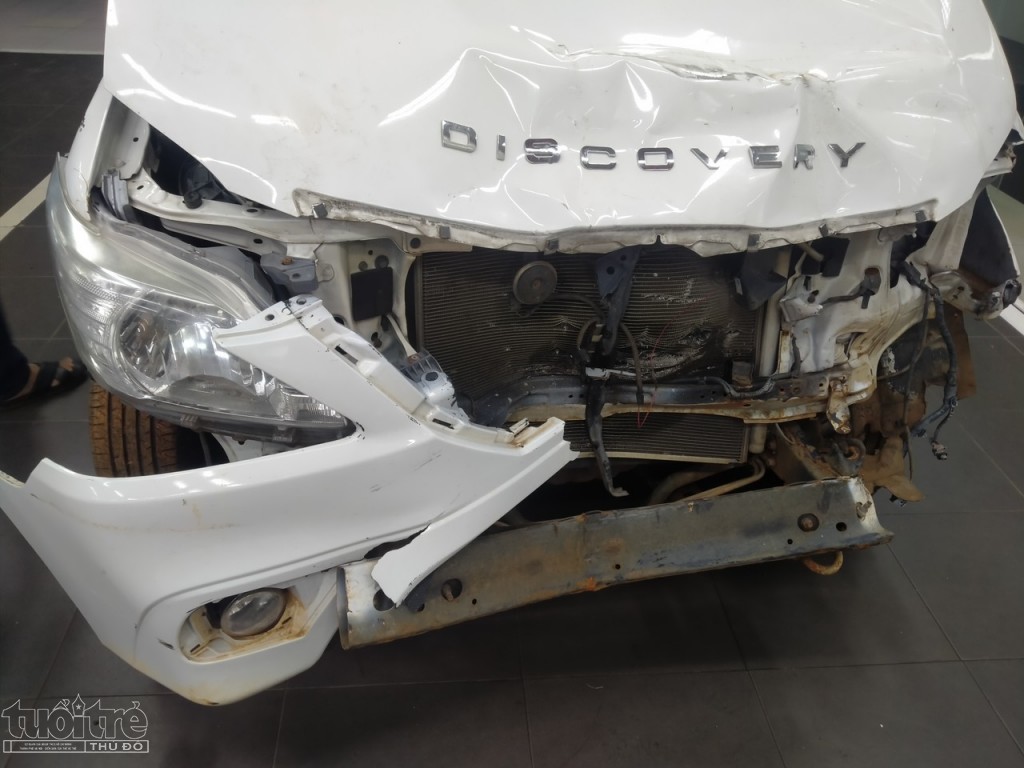 Phần đầu xe Inova bị tông bẹp 