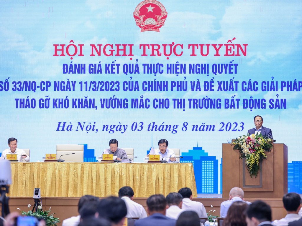 Thủ tướng đề nghị các cơ quan quản lý nhà nước, địa phương, ngân hàng, doanh nghiệp, người dân đều phải có trách nhiệm, chung tay đoàn kết giải quyết các khó khăn, vướng mắc, tiếp tục tạo chuyển biến tích cực sau hội nghị - Ảnh: VGP/Nhật Bắc