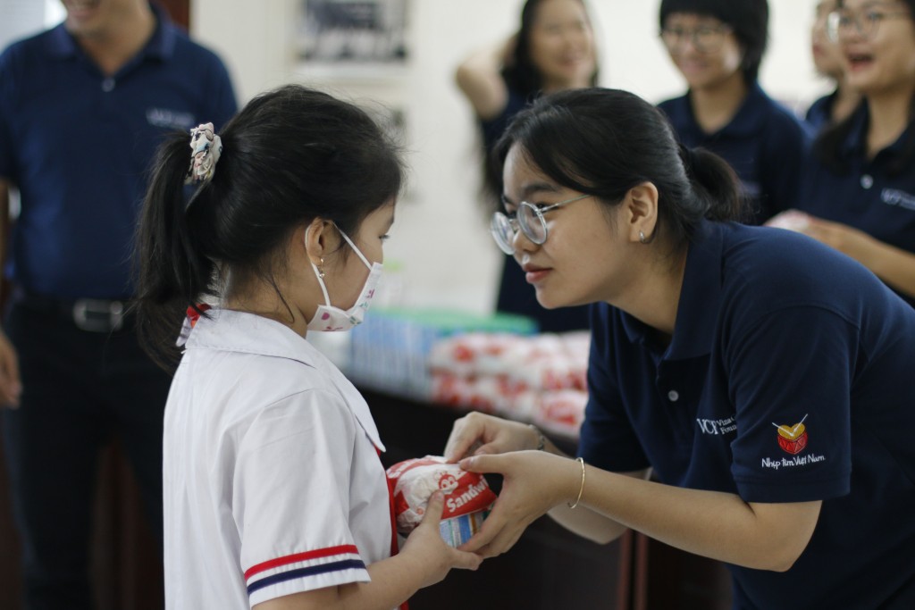 Nu Skin Việt Nam trao tặng 200 suất học bổng và quà cho trẻ em