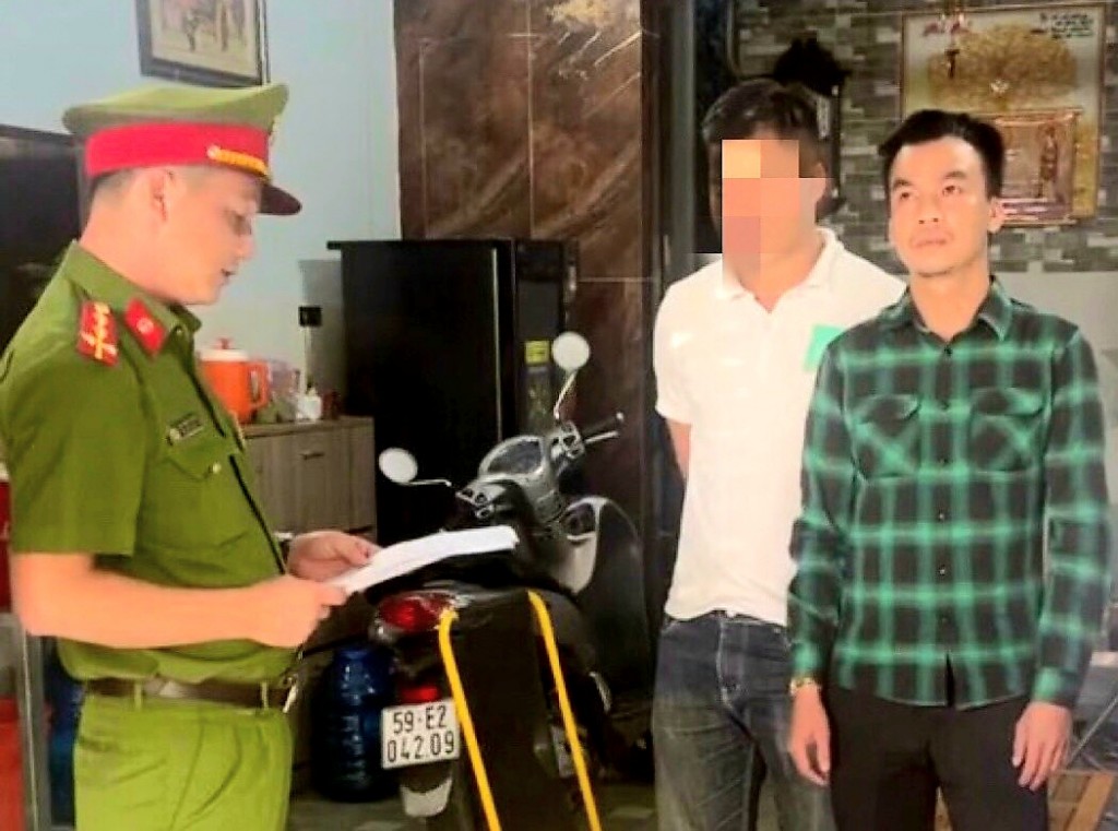 Cơ quan CSĐT Công an huyên Krông Nô thi hành lệnh bắt tạm giam đối với Tạ Xuân Tưởng