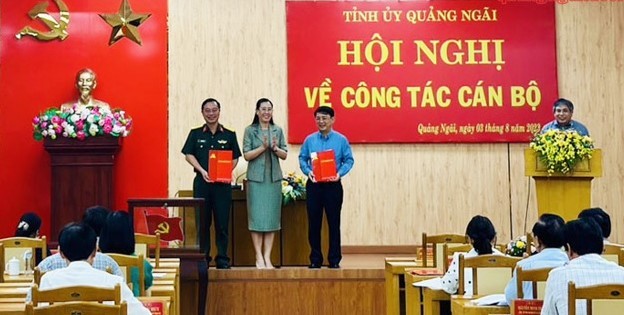 Bí thư Tỉnh ủy trao quyết định của Ban Bí thư cho 2 đồng chí Hà Hoàng Việt Phương và Trần Thế Phan