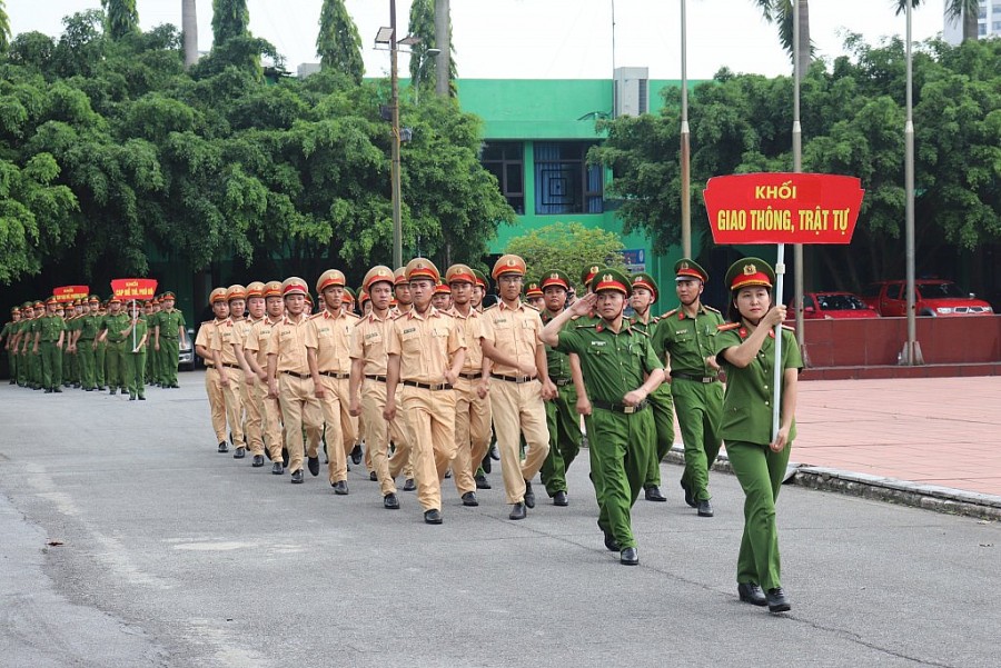 Các chiến sĩ thực hiện các động tác võ thuật trong buổi tập huấn